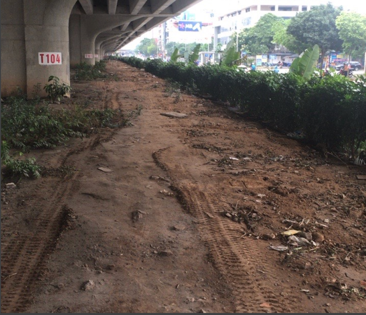 Trong đêm xử lý bãi rác tự phát trên dải phân cách đường Vành đai 3