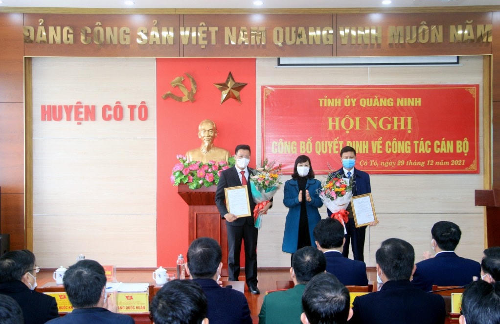 Bà Trịnh Thị Minh Thanh, Phó Bí thư Tỉnh ủy Quảng Ninh, trao quyết định của Ban Thường vụ Tỉnh ủy cho ông Nguyễn Việt Dũng và ông Đỗ Huy Thông. Ảnh: BQN