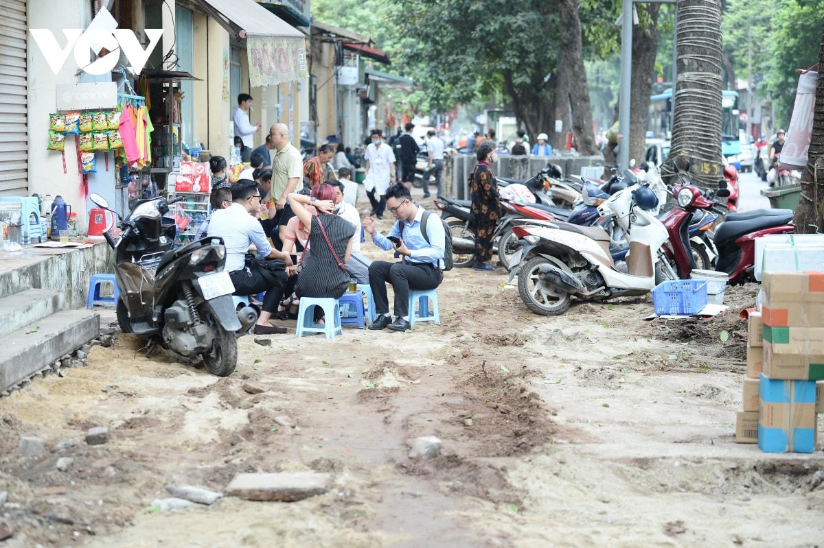 Đá ‘vĩnh cửu’ ở Hà Nội chưa lát xong đã vỡ nát vì ô tô leo lên vỉa hè đậu đỗ