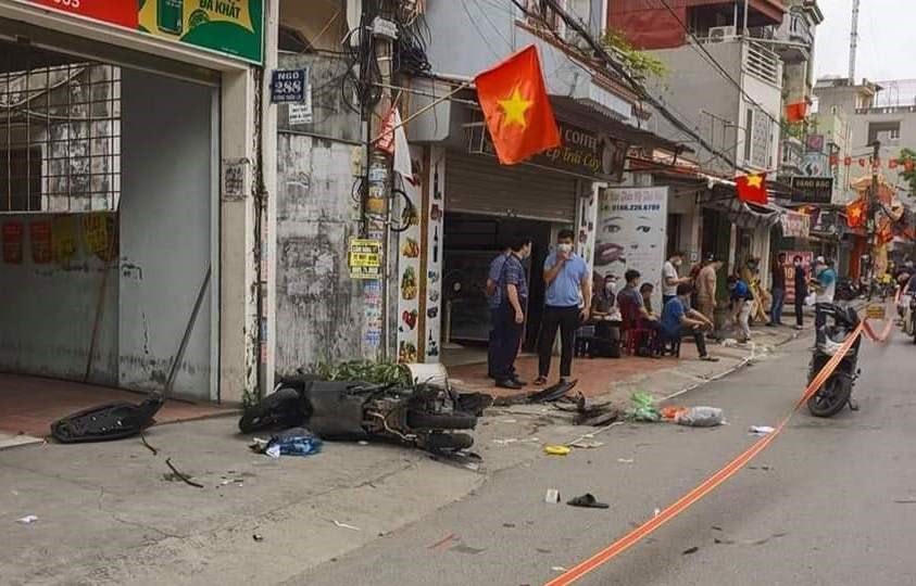 Hiện trường hai thanh niên bị nhóm đối tượng dùng ô tô đâm, hung khí tấn công gây tử vọng.