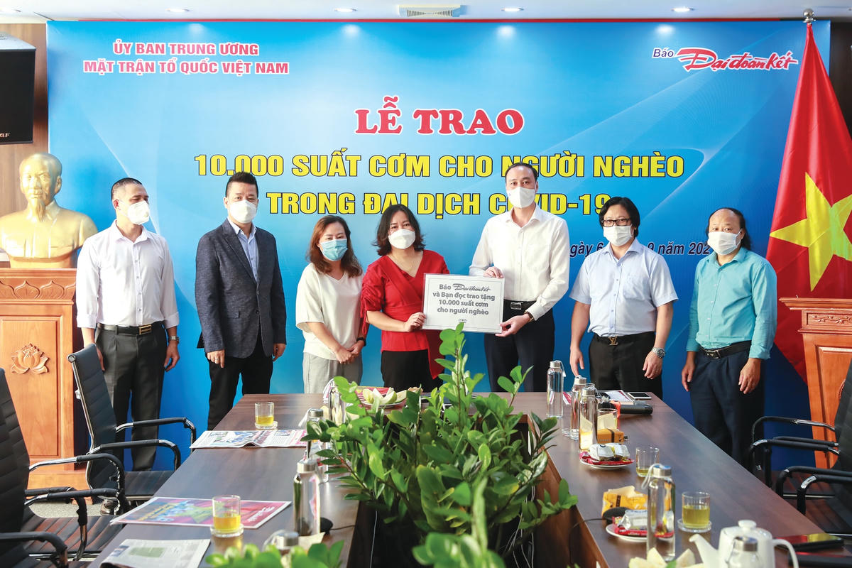 Phó Chủ tịch UBTƯ MTTQ Việt Nam Phùng Khánh Tài, Quyền Tổng Biên tập Báo Đại Đoàn Kết Lê Anh Đạt cùng các nhà tài trợ trao biển tượng trưng hỗ trợ, đồng hành cùng Tổ đội thiện nguyện Bếp ăn 0 đồng.  