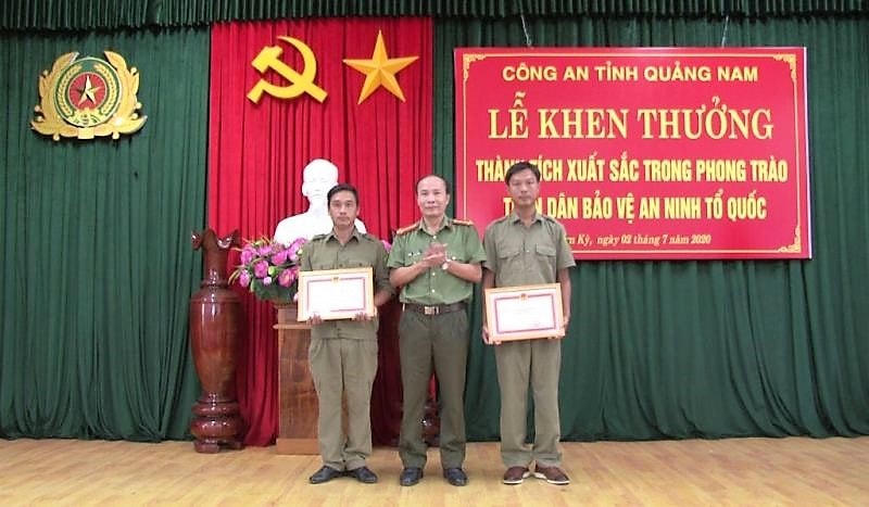 Tặng giấy khen cho 2 bảo vệ dân phố tham gia bắt giữ đối tượng Triệu Quân Sự.