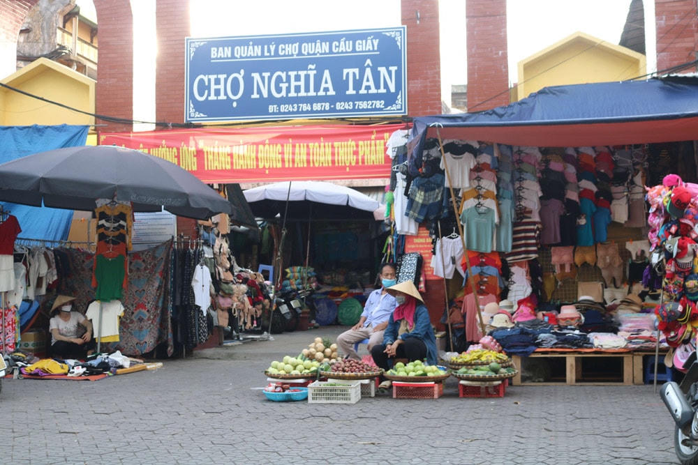 Trước cổng chợ không hề có biển báo nhắc nhở phòng dịch, không bố trí nước rửa tay khử khuẩn, cũng không có người trực nhắc nhở người dân khi ra vào chợ.