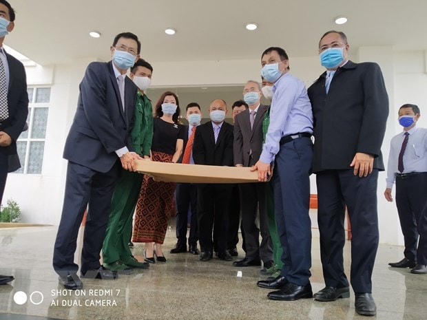 Thứ trưởng Bộ Ngoại giao Việt Nam Lê Hoài Trung và Bộ trưởng Cao cấp phụ trách công tác biên giới Campuchia Var Kim Hong giao nhận bản đồ địa hình biên giới tỷ lệ 1/25.000 giữa hai nước. (Ảnh: TTXVN phát).