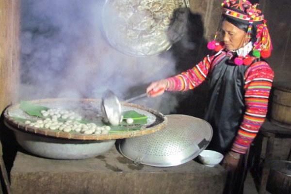 Người Hà Nhì làm bánh trôi.  