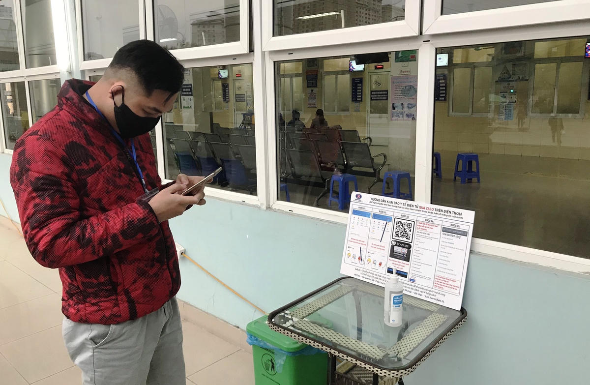 Việc khai báo y tế trực tuyến bằng quét mã QR trên ứng dụng Zalo được thực hiện tại Bệnh viện K.