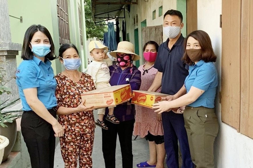 Tặng quà hỗ trợ công nhân không về quê ăn Tết ở Quảng Ninh.