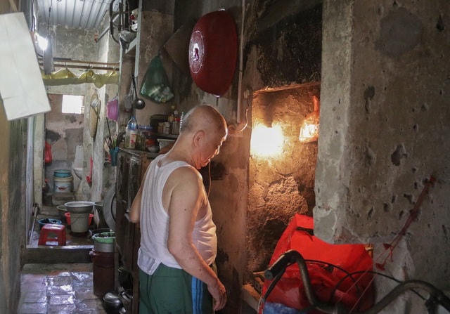 Gia đình nhà ông Hòa có 3 thế hệ cùng sinh sống trong căn nhà rộng khoảng hơn 40m2 trong nhà tập thể đã xuống cấp trầm trọng. Ảnh: Trọng Trinh.