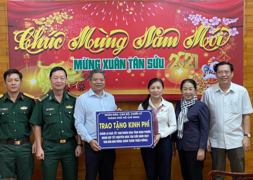 Đại diện Ủy ban MTTQ Việt Nam TP HCM trao kinh phí hỗ trợ người nghèo tại Bình Phước.