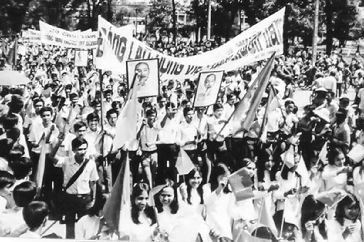 Nhân dân Sài Gòn - Gia Định trong ngày 30/4/1975. Ảnh tư liệu.