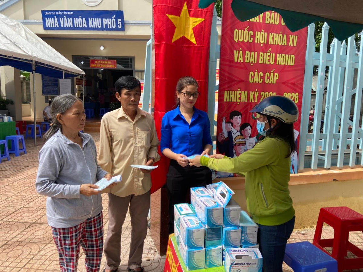 Hình ảnh phát khẩu trang miễn phí đầy ý nghĩa của chị Liên góp phần vào mục tiêu kép vừa tổ chức thành công cuộc bầu cử vừa phòng, chống dịch bệnh COVID-19 