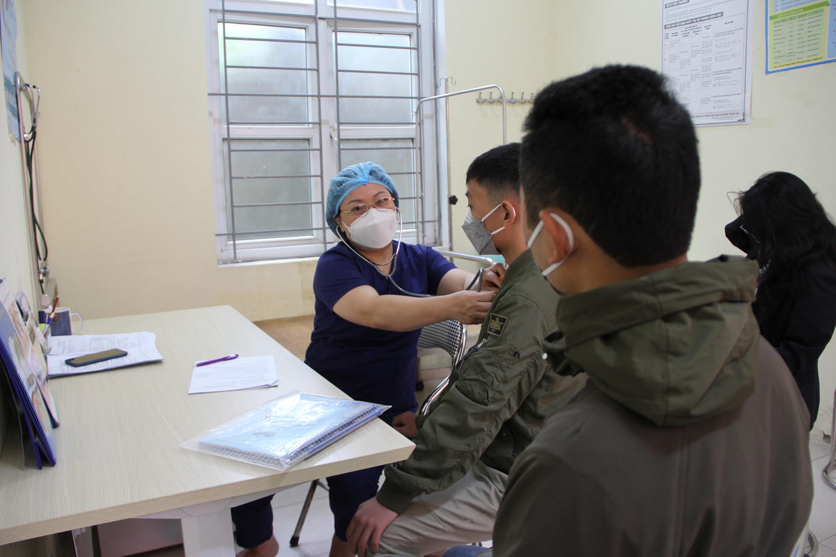 Sau khi hỏi an sức khỏe, bác sỹ tiến hành đo nhịp tim trẻ em.