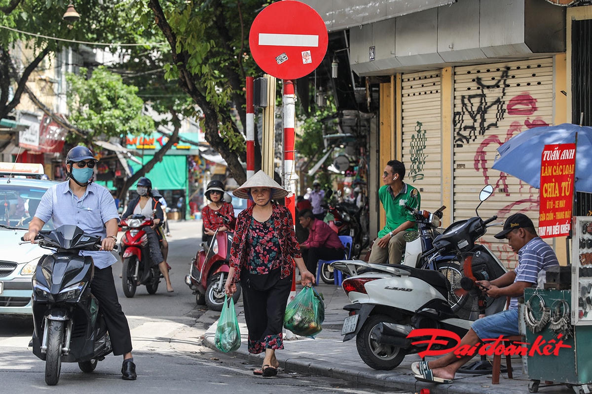 Đi chợ cũng không đeo khẩu trang phòng tránh dịch bệnh.