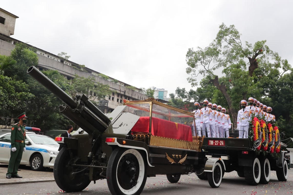 Sau lễ truy điệu diễn ra tại Tại Nhà tang lễ quốc gia, số 5 Trần Thánh Tông (Hà Nội), đoàn linh xa đưa linh cữu nguyên Tổng Bí thư Lê Khả Phiêu về nơi an nghỉ cuối cùng tại nghĩa trang Mai Dịch.