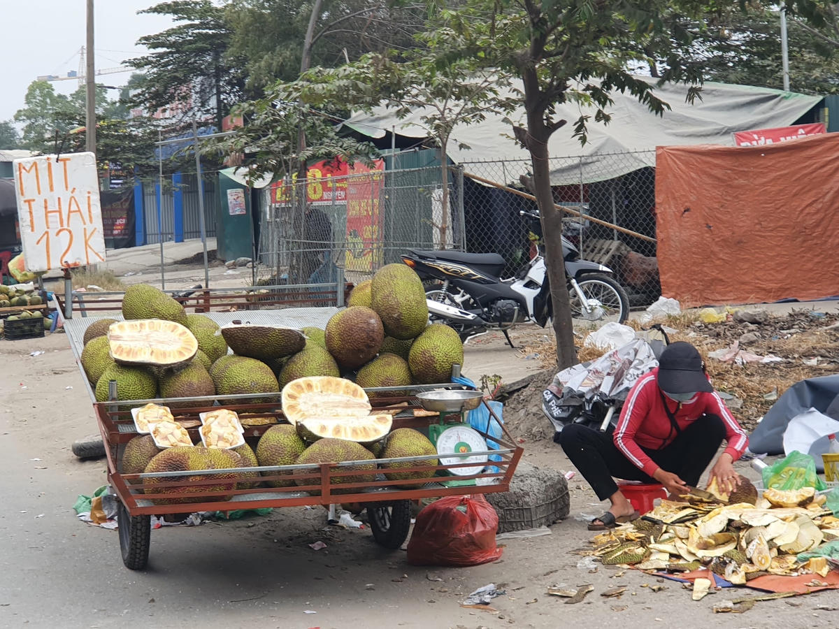 Tiểu thương cũng sẵn sàng bổ mít ngay tại chỗ để phục vụ khách hàng.