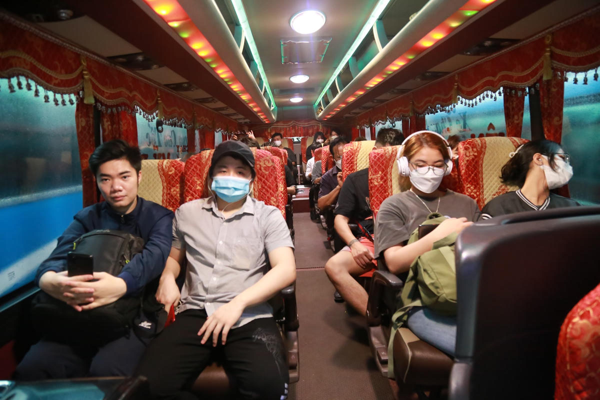 Anh Vũ Trung Tính đi xe khách tuyến Hà Nội - Nam Định chia sẻ: “Ngay từ đầu giờ chiều tôi đã chuẩn bị đồ đạc, tranh thủ về quê để nghỉ lễ dịp 30-4 và 1-5. Do là khách quen lên trước khi ra bến tôi đã phải gọi điện đặt xe tránh tình trạng đông khách nhà xe hết chỗ ngồi lại mất công phải chờ chuyến sau”.