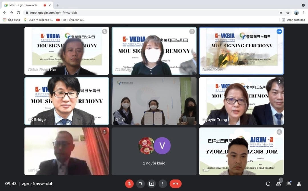 Các đại biểu tại lễ ký.