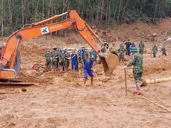 Tìm kiếm người mất tích tại trạm kiểm lâm 67. Ảnh: Báo Quân đội nhân dân.