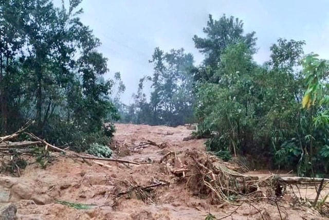 ... và ghi nhận sáng nay, 14/10, Trạm kiểm lâm 67 đã bị đất đá vùi lấp không còn dấu vết.
