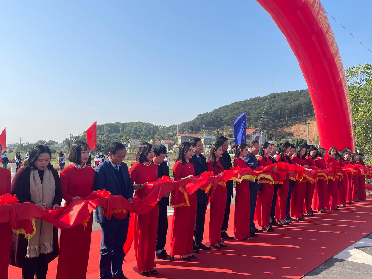 Các đại biểu cắt băng thông xe dự án.