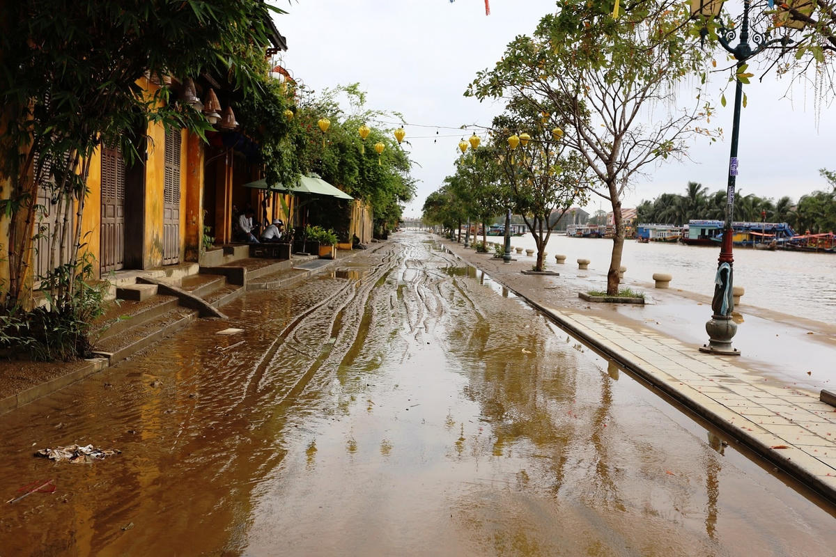 Nước rút xuống đường Bạch Đằng, TP Hội An để lại lớp bùn non.