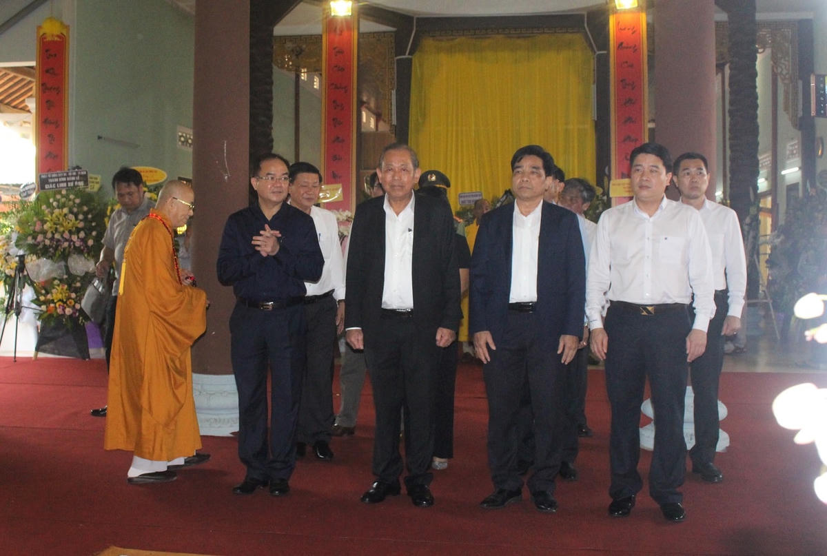 Phó Thủ tướng Thường trực Trương Hòa Bình cùng đoàn công tác tại lễ viếng.
