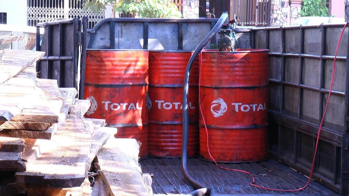 Tổng số dầu diezel giả chứa trong các phuy sắt gần 3.000 lít. (Ảnh CA cung cấp).