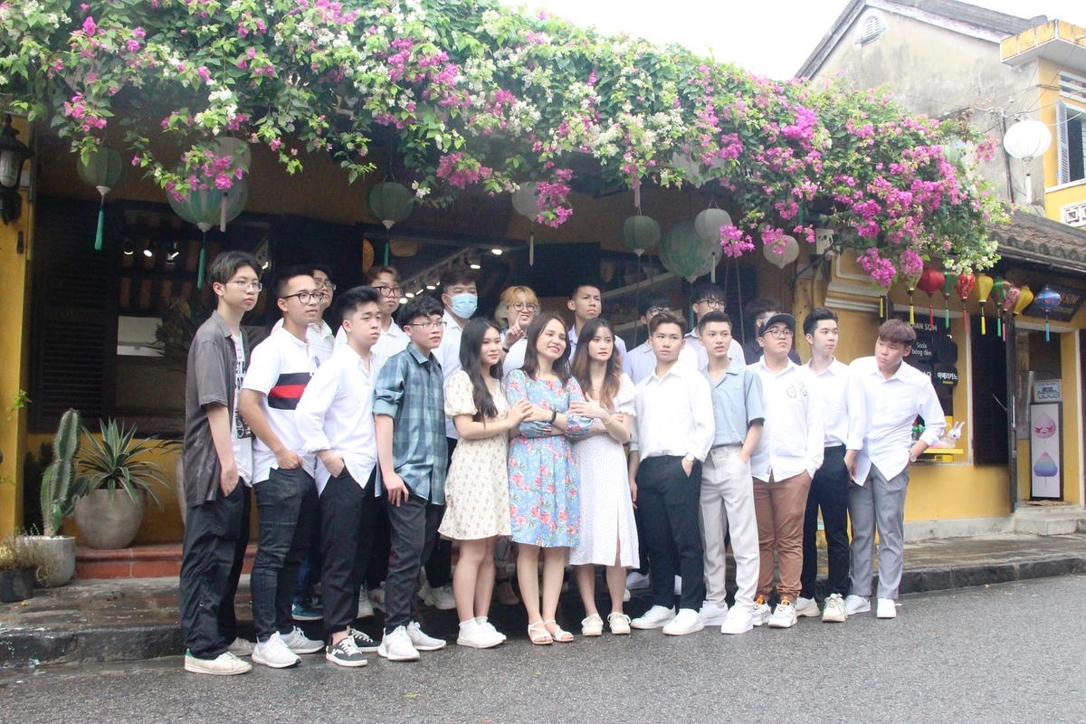 Nhiều bạn trẻ chụp ảnh lưu niệm ở phố cổ Hội An.
