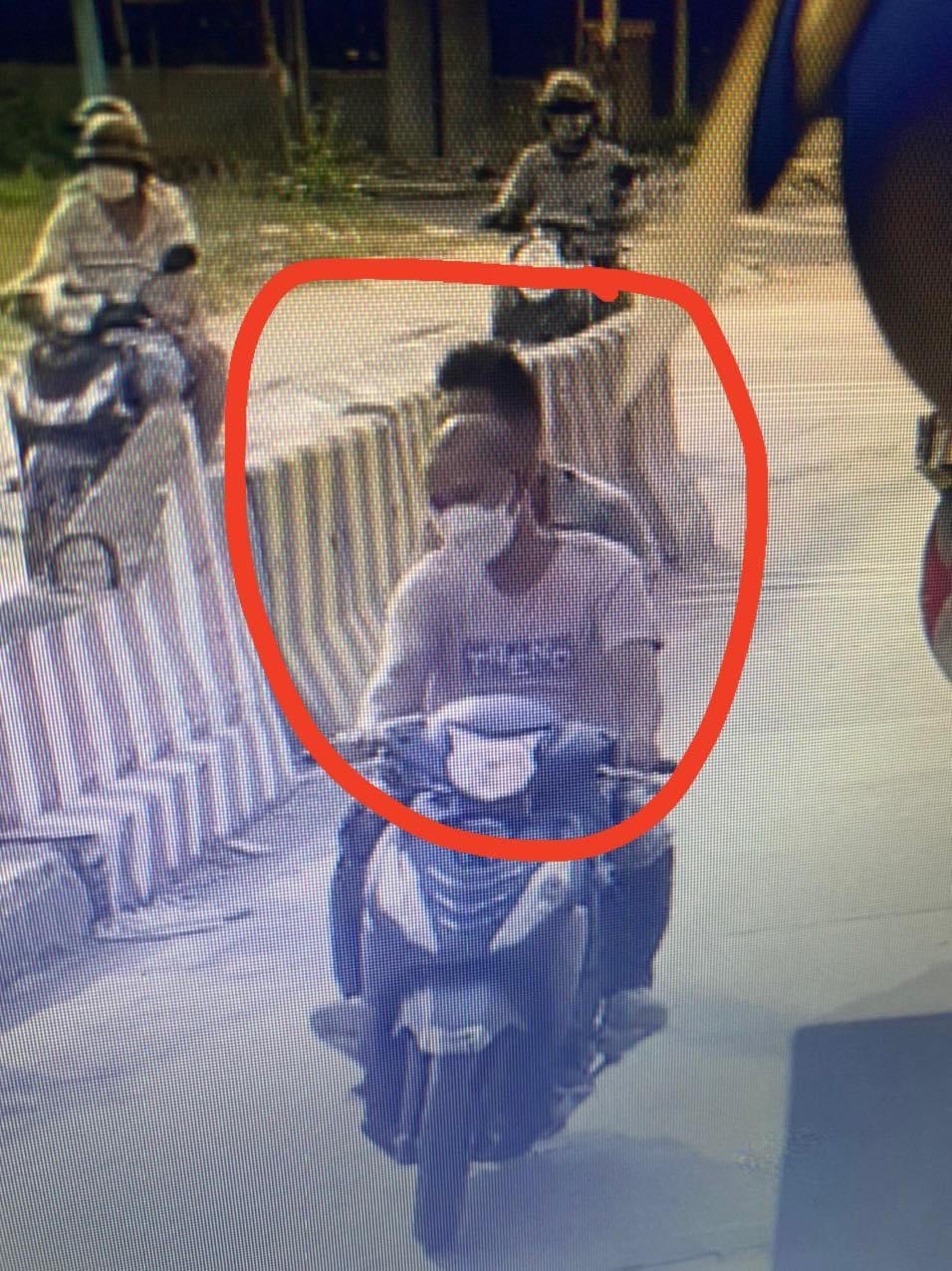 Hai đối tượng lạ (khoanh đỏ) đi xe máy có hành vi hành hung phóng viên Nguyễn Tuấn. Ảnh: (trích xuất từ mamera).