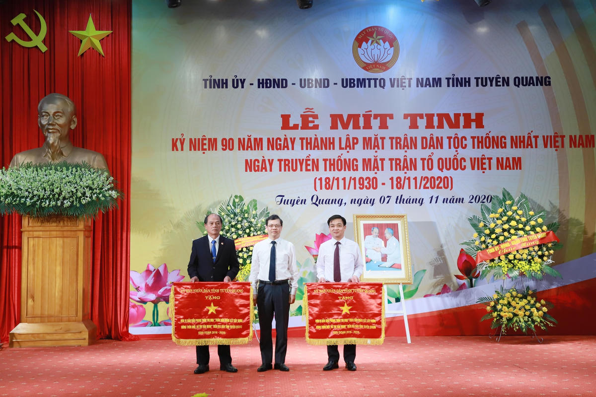 UBND tỉnh Tuyên Quang tặng Cờ thi đua cho hai tập thể.