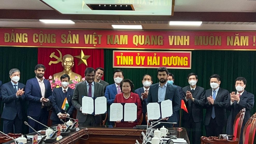 Với sự chứng kiến của lãnh đạo tỉnh, các nhà đầu tư ký biên bản quyết định đầu tư công viên dược tại Hải Dương. Ảnh: Báo Hải Dương.
