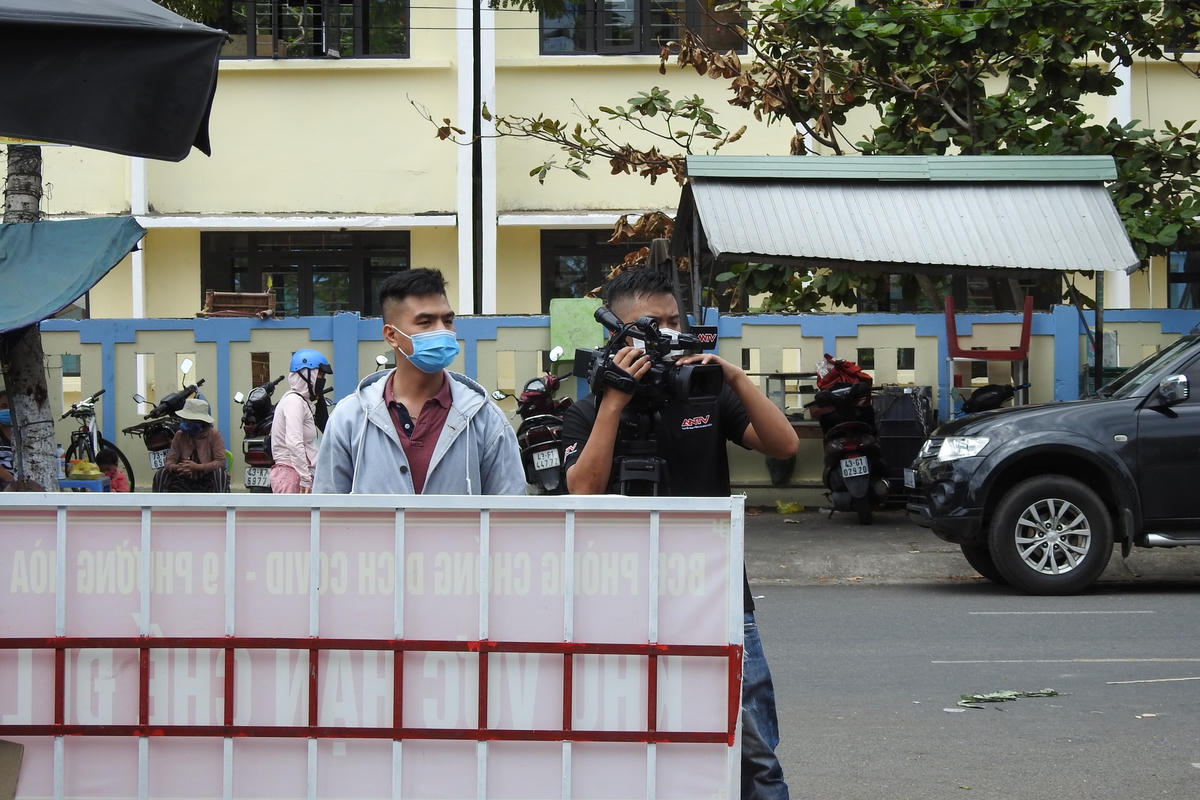 92 người của 51 cơ quan báo chí trên địa bàn TP Đà Nẵng (trong đó có phóng viên báo Đại Đoàn Kết) được ra đường làm nhiệm vụ. Ảnh Bình Nguyên.