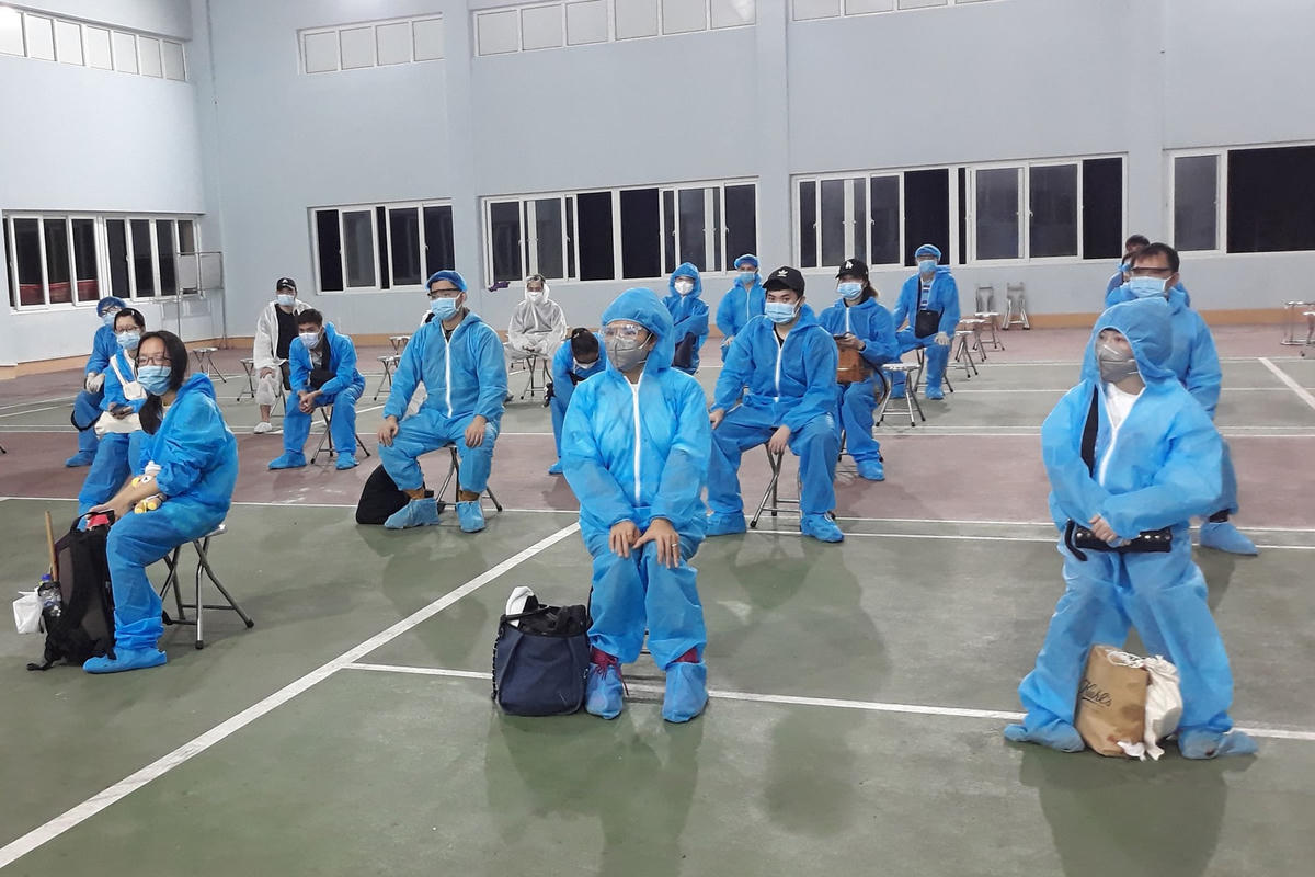 Các công dân được kiểm tra thân nhiệt, cấp khẩu trang, khai báo y tế, hướng dẫn cách phòng, chống Covid-19.