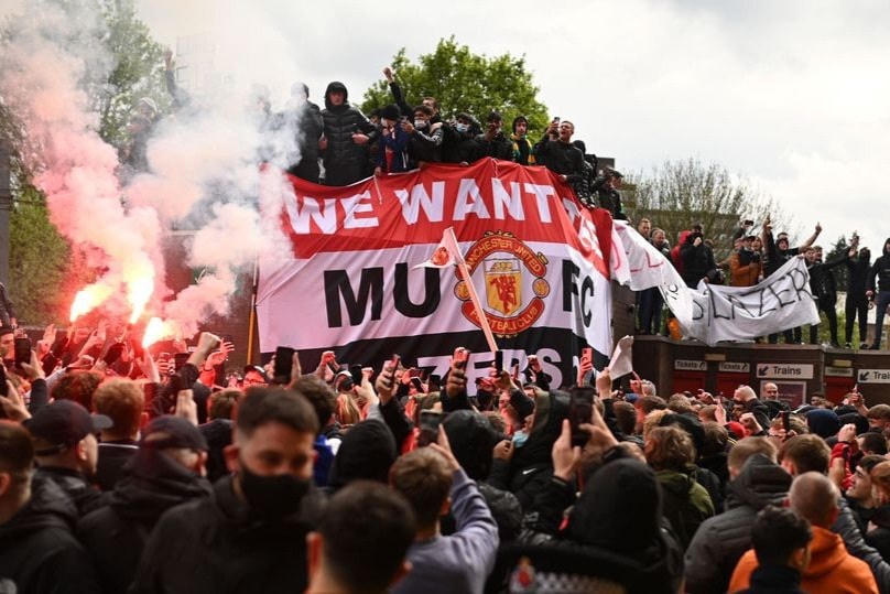 Ước tính có khoảng 10 nghìn cổ động viên Man Utd tham gia biểu tình.