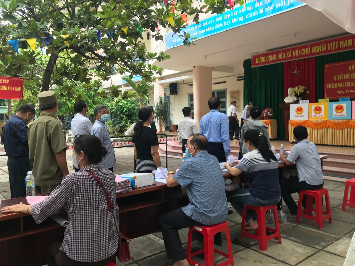 Người dân khu vực 5, phường Lý Thường Kiệt, thành phố Quy Nhơn tuân thủ các quy định về phòng chống dịch khi đi bầu cử. 