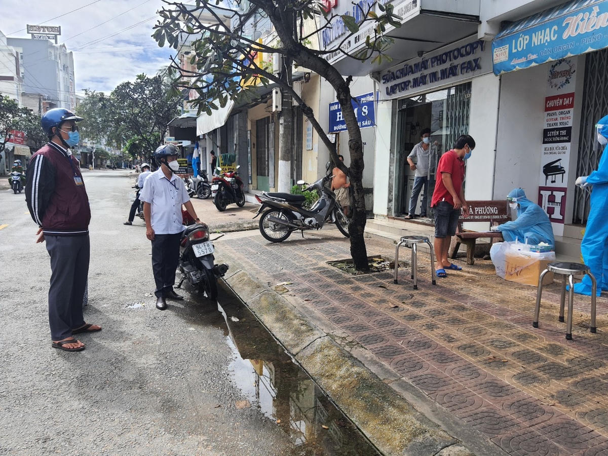Lực lượng y tế TP Bạc Liêu đến từng nhà xét nghiệm cho người dân tránh nguy cơ lây nhiễm chéo. 