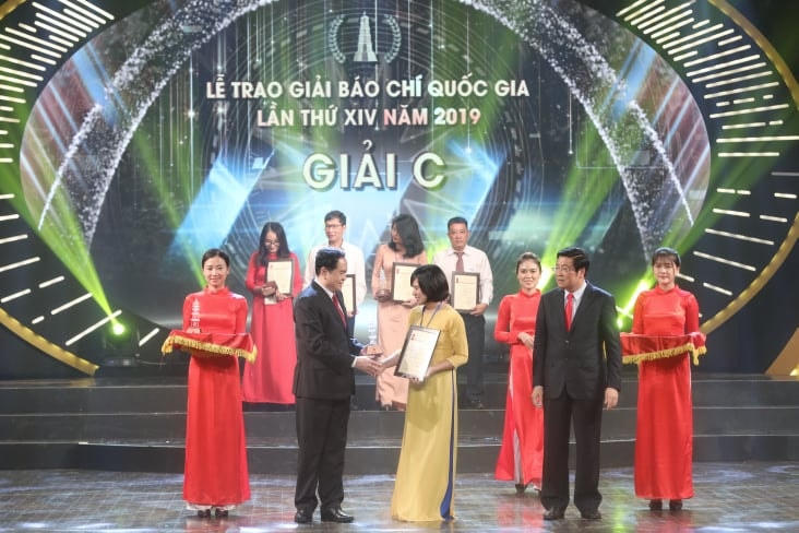 Chủ tịch UBTƯ MTTQ VIệt Nam Trần Thanh Mẫn và Trưởng ban Nội chính Trung ương Phan Đình Trạc trao Giải C cho các tác giả đạt giải.  Ảnh: Quang Vinh.