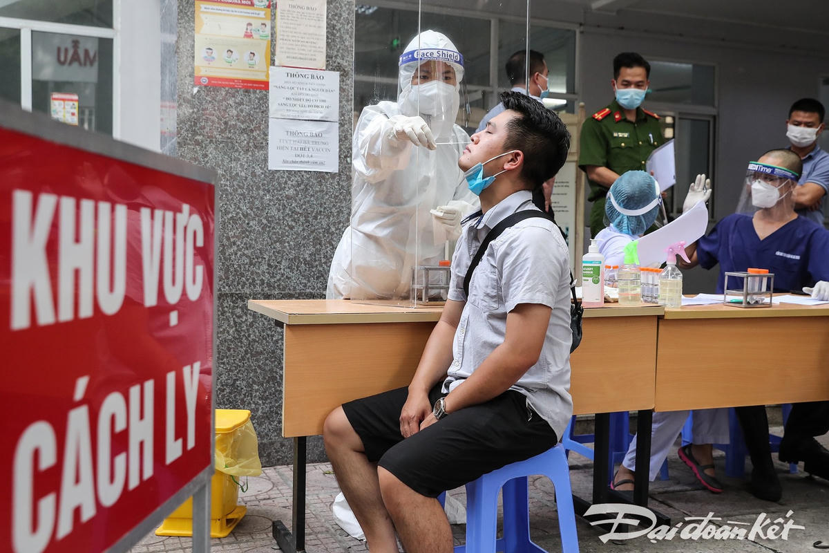 [ẢNH] Lấy mẫu xét nghiệm người liên quan 5 ca mắc Covid-19 tại quận Hai Bà Trưng, Hà Nội