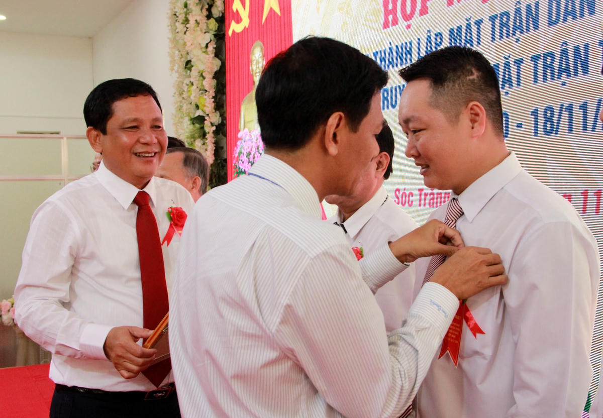 Ông Lâm Văn Mẫn Bí thư Tỉnh ủy và ông Dương Sà Kha Chủ tịch UB MTTQ Việt Nam tỉnh trao kỉ niệm chương và bằng khen cho các cá nhân.