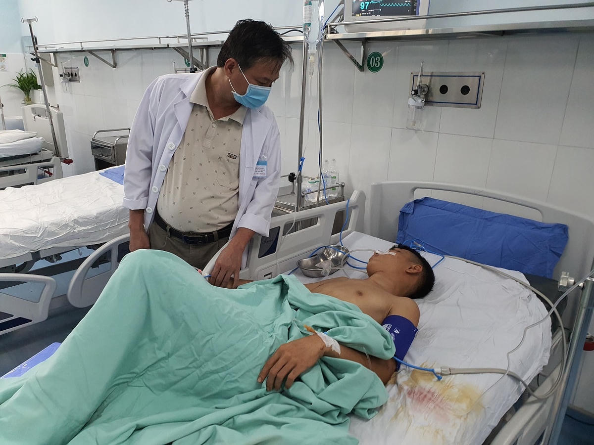 Em Nguyễn Thế T. đang nằm điều trị tại bệnh viện.
