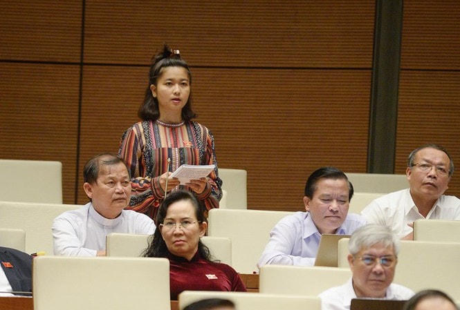 Đại biểu Quốc hội Ksor H’Bơ Khăp (đoàn Gia Lai) chất vấn tại nghị trường.