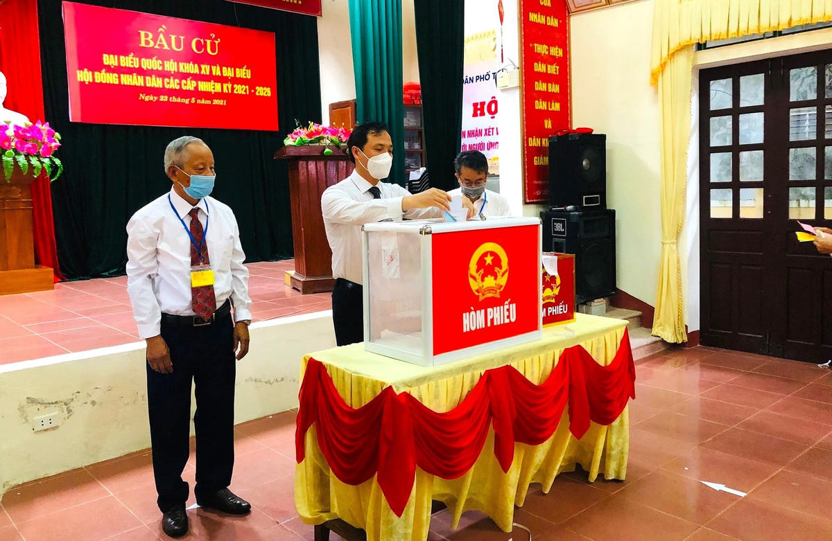 Bí thư Tỉnh ủy Hoàng Trung Dũng tham gia bầu cử tại điểm bầu cử Tân Yên, phường Văn Yên, TP Hà Tĩnh.
