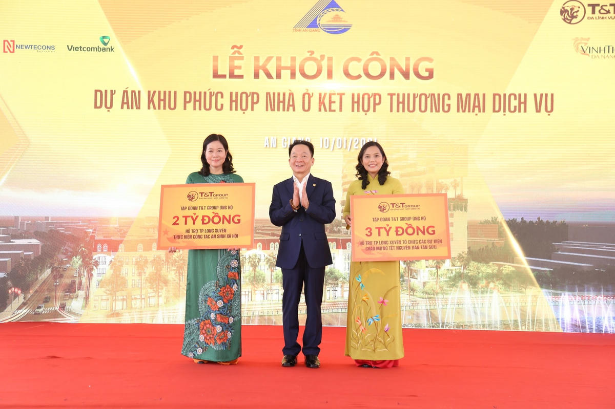Ông Đỗ Quang Hiển, đại diện Tập đoàn T&T Group trao 5 tỷ đồng ủng hộ thành phố Long Xuyên thực hiện công tác an sinh xã hội và tổ chức các sự kiện chào mừng Tết Nguyên đán Tân Sửu trên địa bàn thành phố.