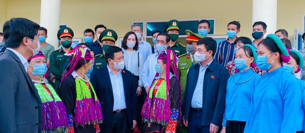 Ông Nguyễn Xuân Thắng trò chuyện cùng bà con thôn Pò Hèn tại Ngày hội.