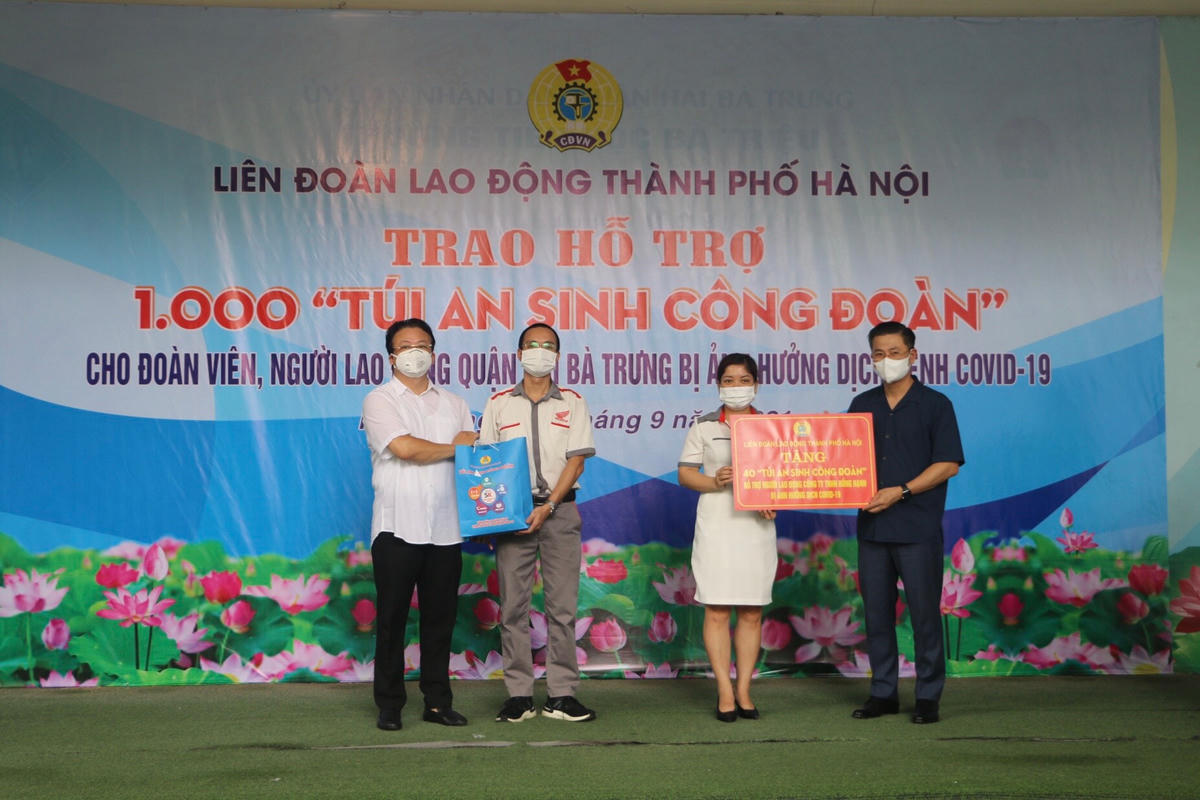 Chủ tịch LĐLĐ TP Hà Nội Nguyễn Phi Thường trao quà An sinh Công đoàn cho đoàn viên, NLĐ quận Hai Bà Trưng (ngoài cùng bên phải).