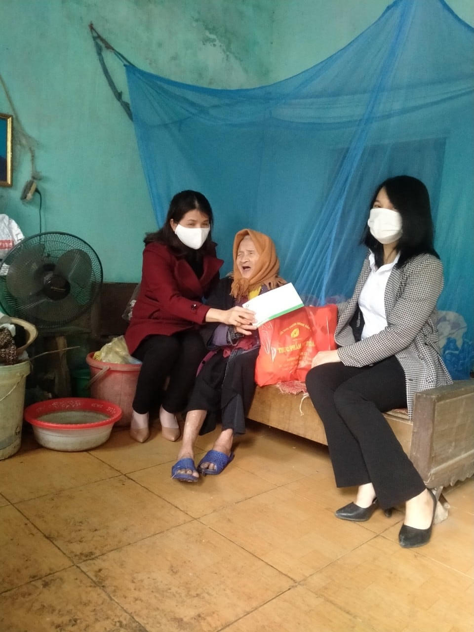 Cụ Phạm Thị Bướng (xã Tân Khánh) thuộc diện hộ nghèo, cô đơn, không chồng con, già cả,đau yếu, không người chăm sóc, sống phụ thuộc trợ cấp dành cho người cô đơn..