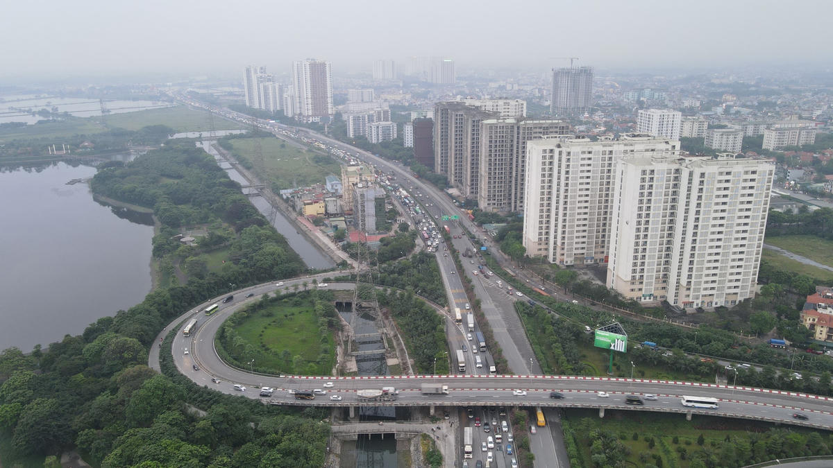 Tại nút ra cao tốc Pháp Vân - Cầu Giẽ, hướng vào đường gom Pháp Vân, lượng người từ cao tốc đổ về lớn khiến giao thông ở đây hỗn loạn.