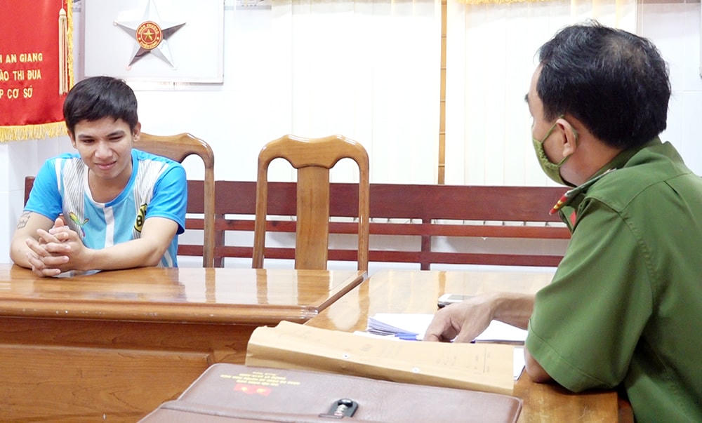 Bị can Nguyễn Văn Hồng khai nhận tại Cơ quan Công an.