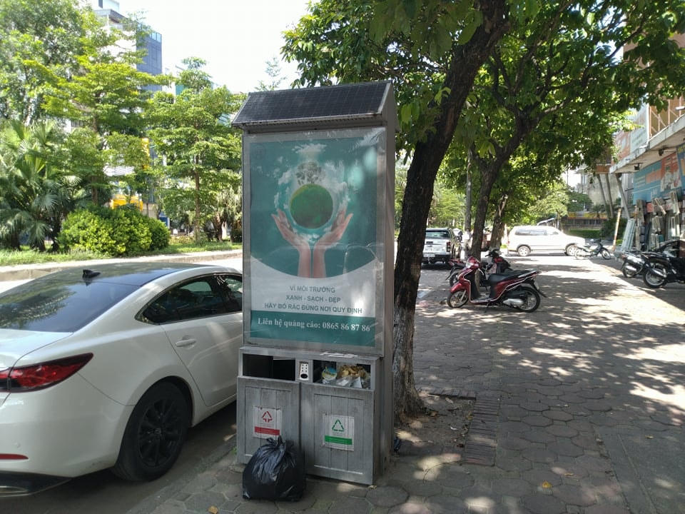 Thùng rác công nghệ trên đường Hoàng Quốc Việt chưa đạt được hiệu quả như kỳ vọng.  