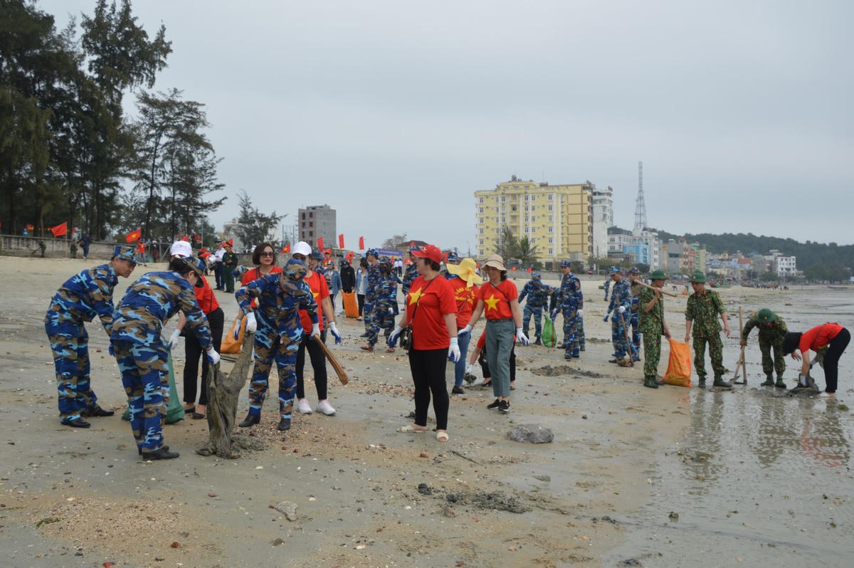 Cán bộ, chiến sĩ Bộ Tư lệnh Vùng Cảnh sát biển 1 tham gia thu gom rác thải tại bãi biển huyện đảo Cô Tô (Quảng Ninh).